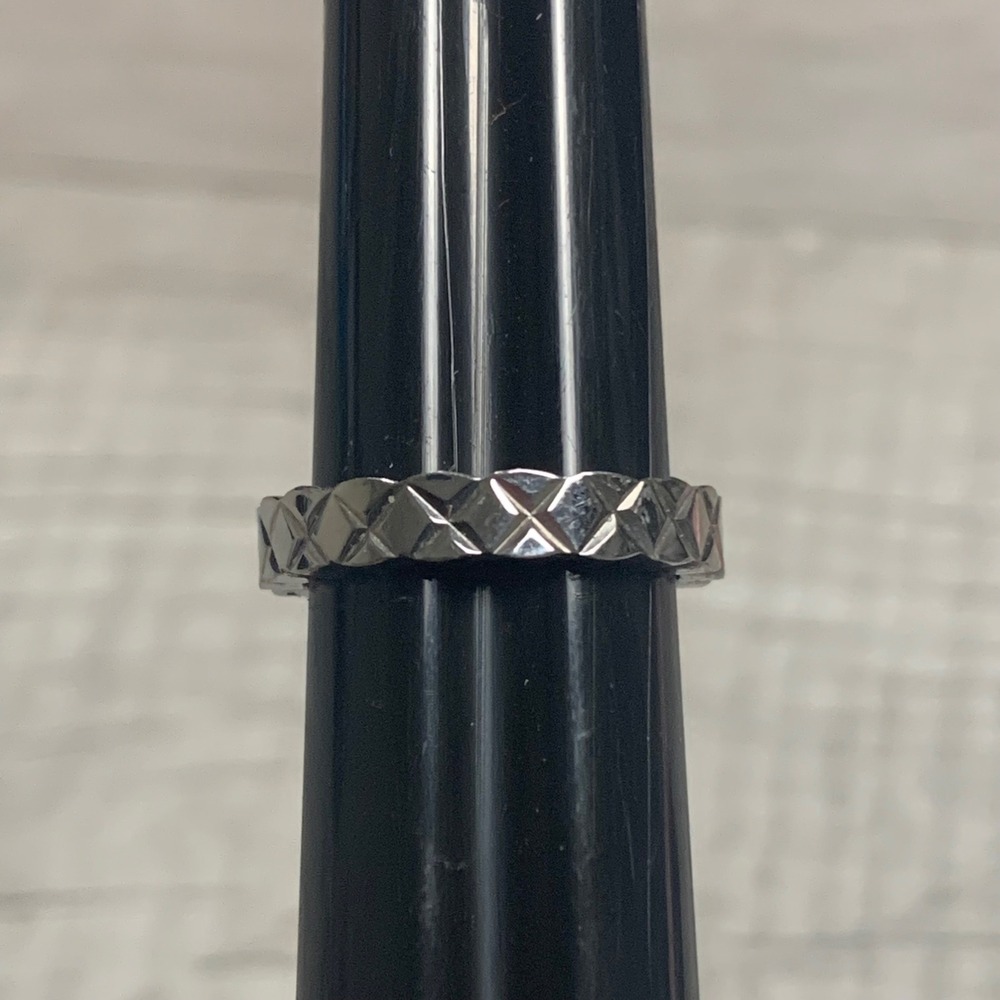 Silver Tone Quilted Diamond Pattern Band Ring Size 5 Geometric Textured